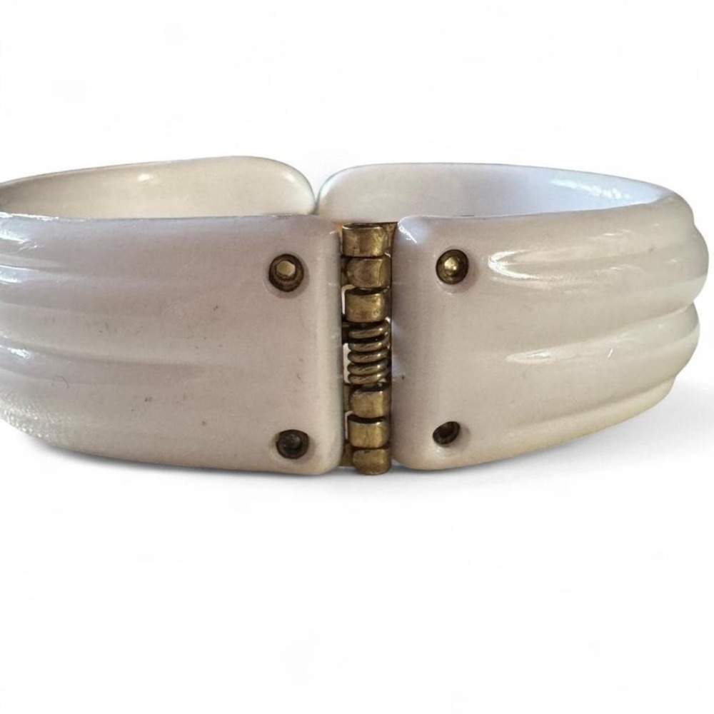 RETRO 60's WHITE & GOLD HINGED CLAMSHELL VINTAGE BANGLE - Picture 4 of 6